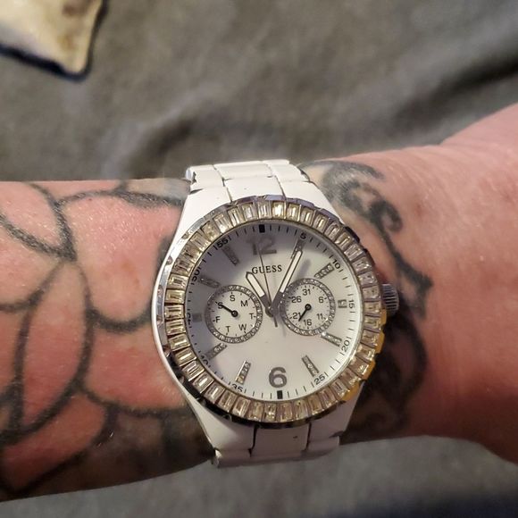 💎Guess White/Mother of Pearl/Swarovski‎ Crystal Emerald Cut Chrono Watch💎 - Picture 9 of 9